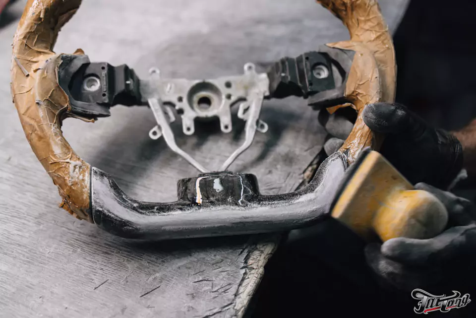 Необычный руль для Subaru Impreza! Заламинировали обод карбоном wave, перетянули в алькантару с лазерной гравировкой и объемным тиснением